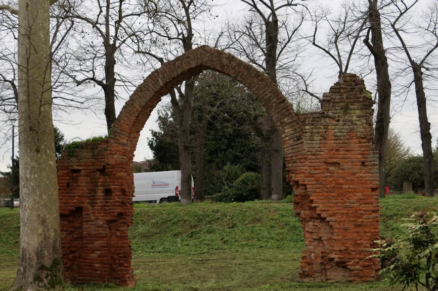 Arco di Castel Trivellin, Italy